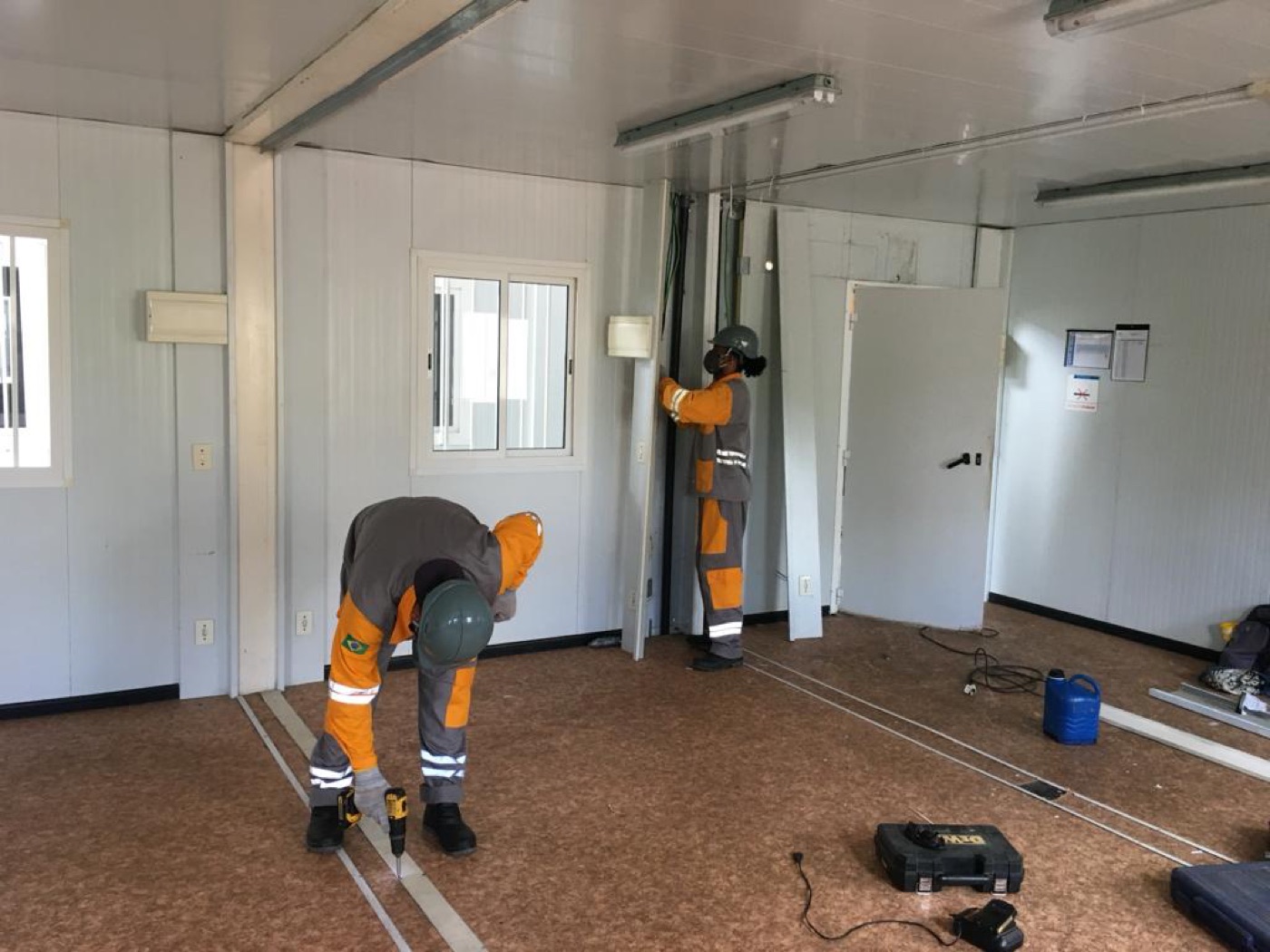 Equipe Alfer trabalhando na montagem de container