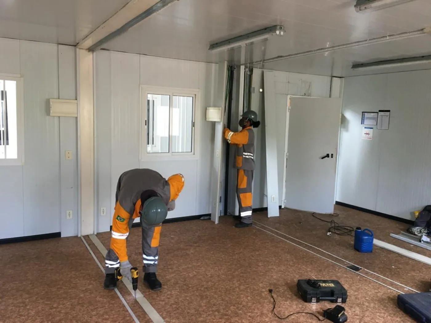 Equipo de Alfer montando un contenedor